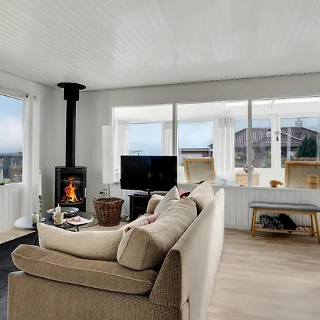 3 Bedroom Cozy In *